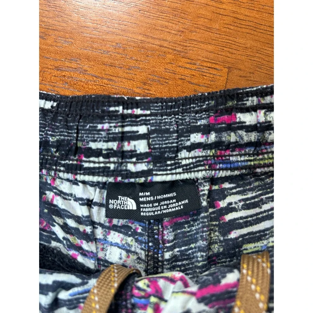 The North Face Shorts Mens Medium Black Abstract FlashDry Activewear Running